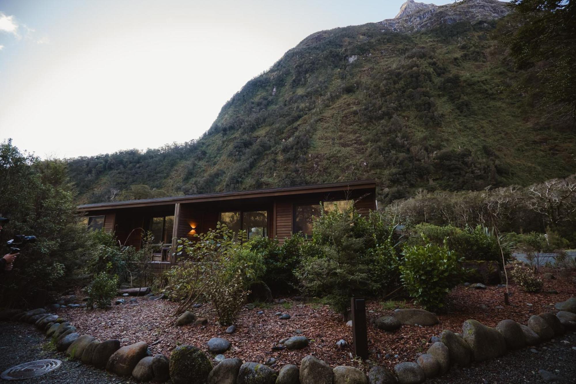 Milford Sound Lodge Exteriör bild